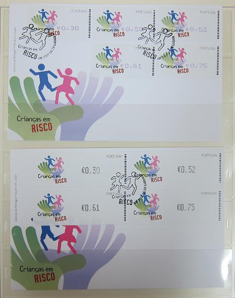 0265 (239).jpg -     Lote:    265      Colecção Especializada - Etiquetas      Lotes Especiais       Descrição:      1981/2010 &mdash; Etiquetas.   Coleção composta por 12 álbuns com etiquetas desde percursoras e Framas até 2010, com provas, erros, FDC's, etiquetas novas e usadas, sobrescritos circulados, variedades de impressão e papéis. Importante estudo. Lote a ver.        Lote ETQ       Valor Base:     &euro; 3000,00     Valor Venda:     &euro;      